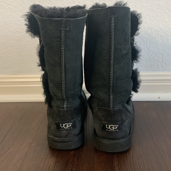 UGG 3 BUTTON BLACK SHEARLING BOOTS KIDS 5 - Picture 4 of 10